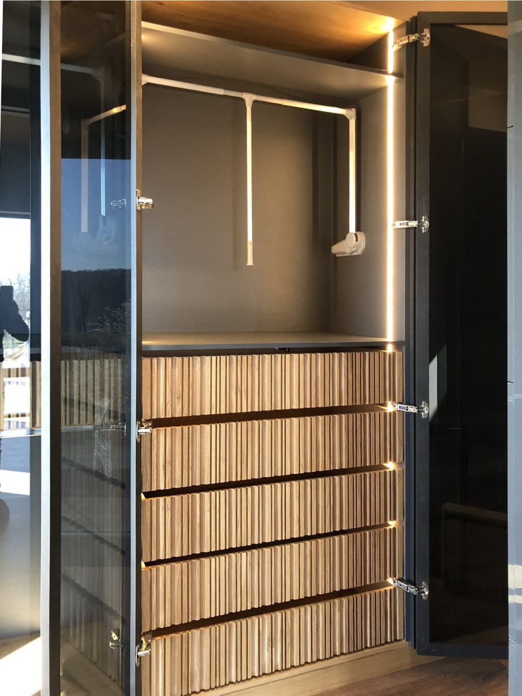 Красив, много модерен, удобен шкаф за съхранение на личните ви вещи