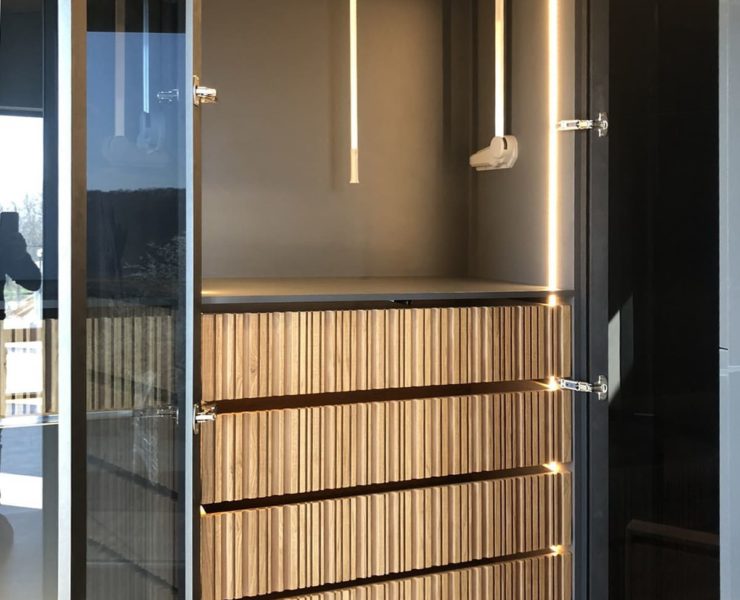 Красив, много модерен, удобен шкаф за съхранение на личните ви вещи