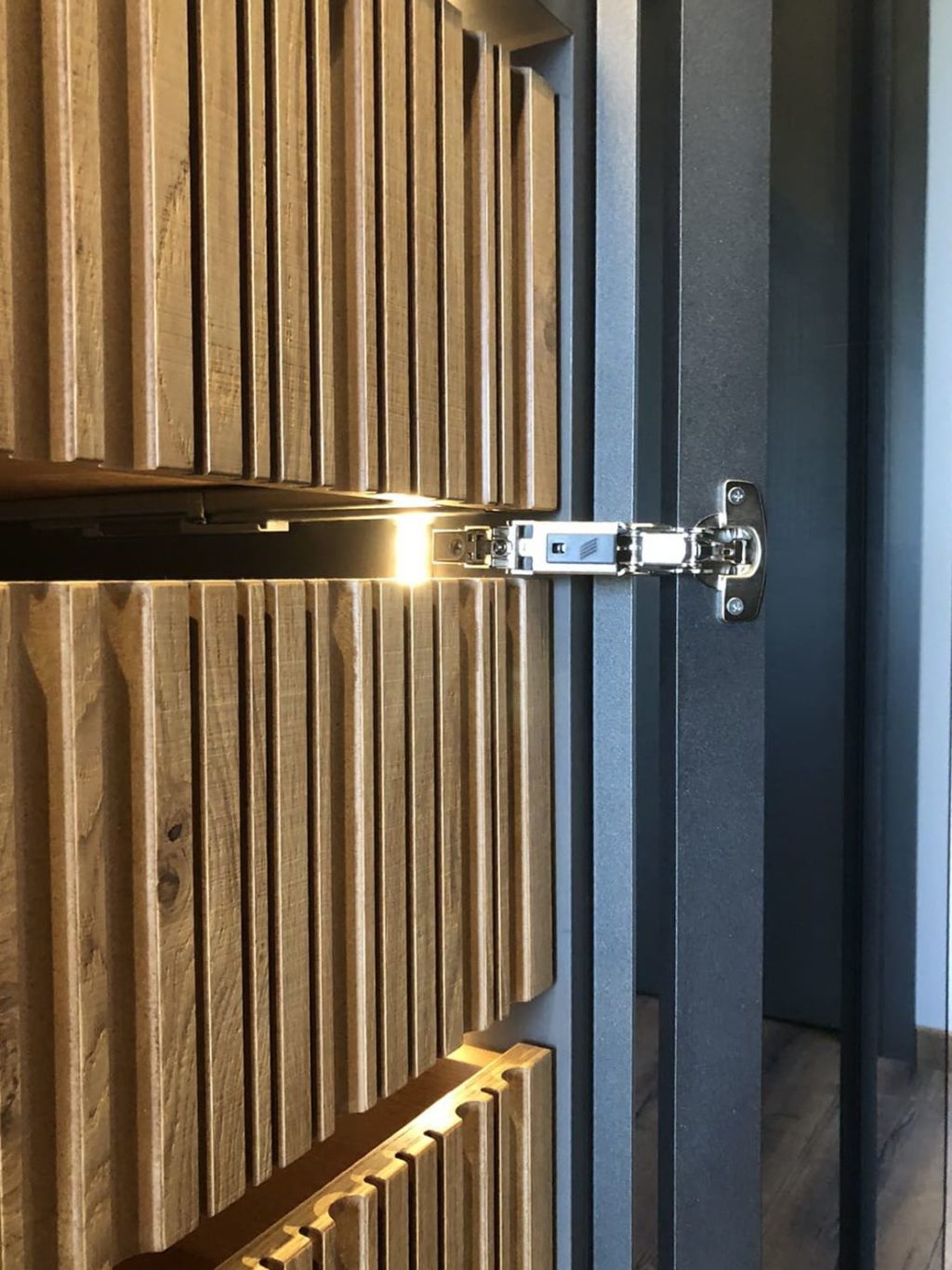 Красив, много модерен, удобен шкаф за съхранение на личните ви вещи