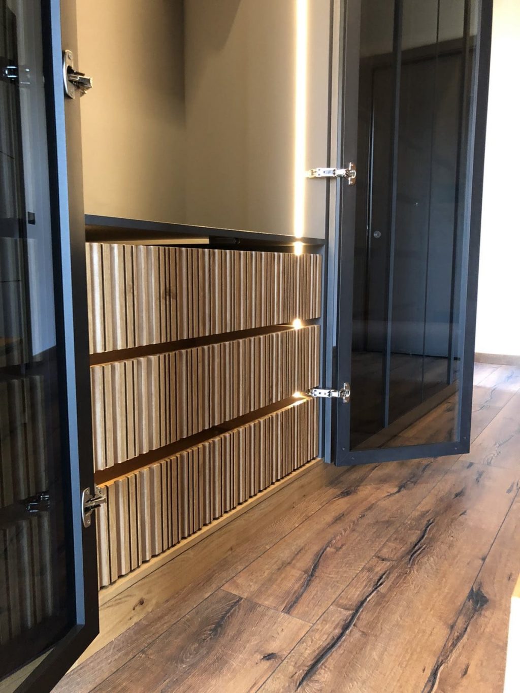 Красив, много модерен, удобен шкаф за съхранение на личните ви вещи