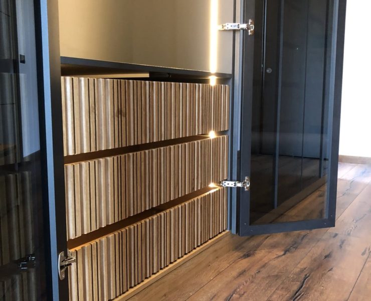 Красив, много модерен, удобен шкаф за съхранение на личните ви вещи