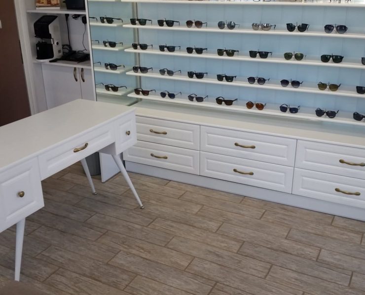 удобна маса и витрина за очила